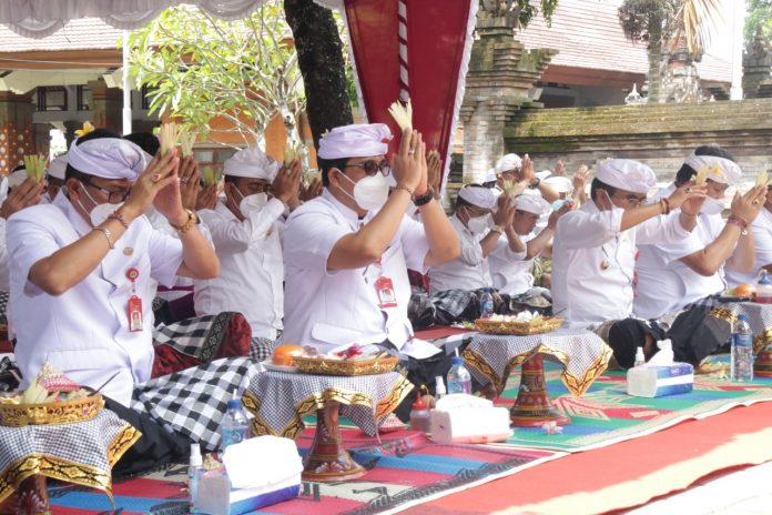 Bupati dan Wabup Hadiri Upacara Tawur Kesanga di Catus Pata Tabanan