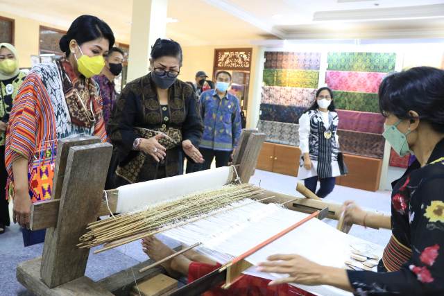 Ny. Putri Koster Mendampingi Kunjungan Ketua Umum Dharma Pertiwi Hetty Andika Perkasa ke Pameran IKM Bali Bangkit