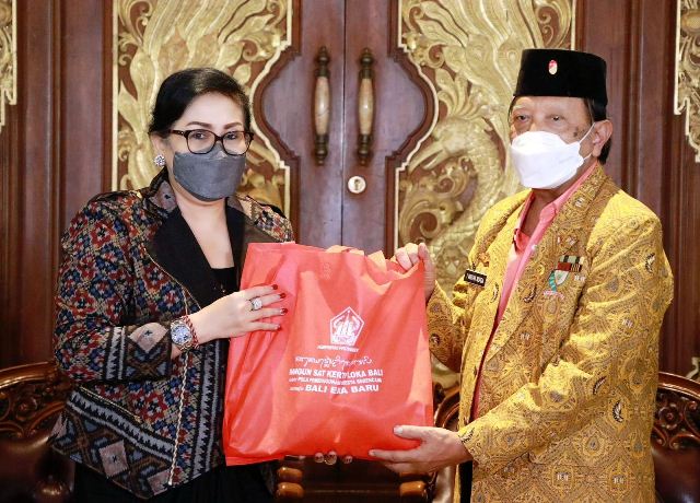 TP PKK Bali Serahkan Bantuan Paket Sembako