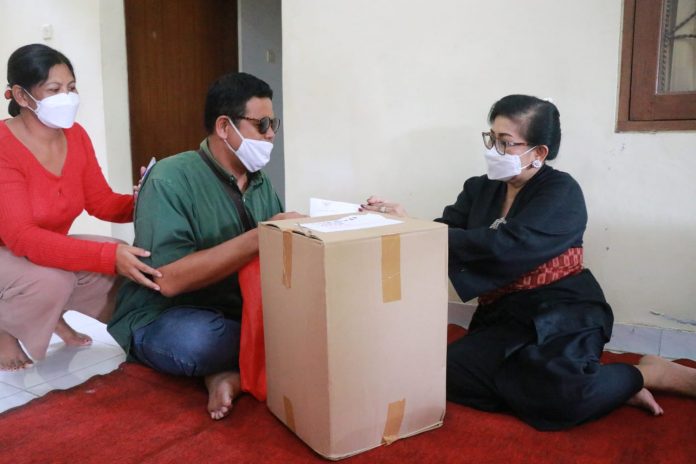 Peduli Tunanetra, Ny. Putri Koster Beri Bantuan Kepada PERTUNI