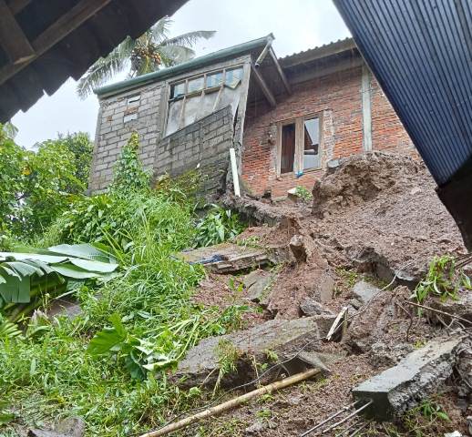 Hujan Deras, Senderan Rumah Warga Pupuan Longsor