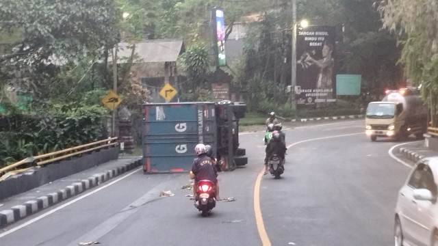 Truk Boks Tabrak Pagar Jembatan Yeh Nu Penyalin