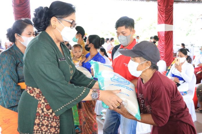 Aksi Sosial Ketua TP PKK Bali Berbakti dan Berbagi di Klungkung