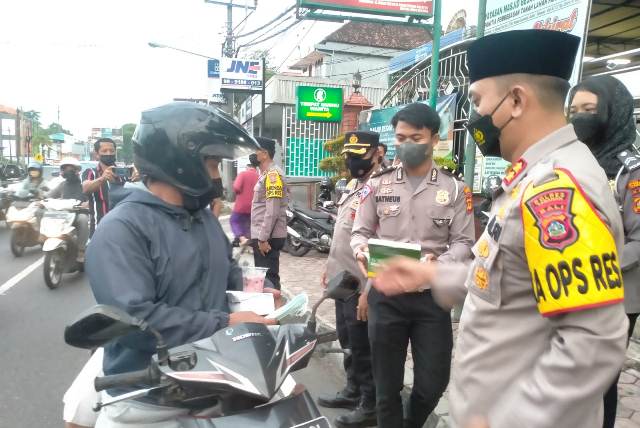 Polres Tabanan Berbagi Takjil Ramadhan Kepada Pengendara