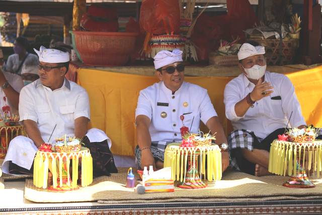 Bupati Tabanan Hadiri Karya Ngenteg Linggih Warga Gusti Den Tembok Sudimara