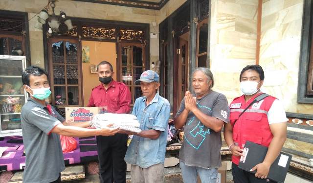 PMI Tabanan Bantu Korban Kebakaran di Tiyinggading