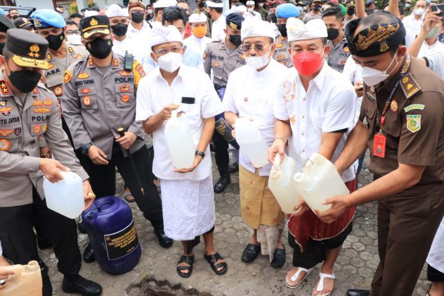 Penjual dan Produsen Arak Gula