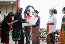 Peringati Hari Kartini, Wagub Cok Ace Serahkan Penghargaan Bagi Perempuan Berjasa dan Berprestasi perempuan