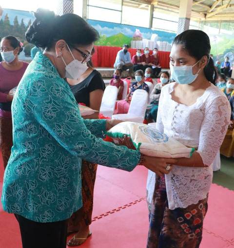 TP PKK Bali Aksi Sosial Berbakti dan Berbagi di Kabupaten Buleleng