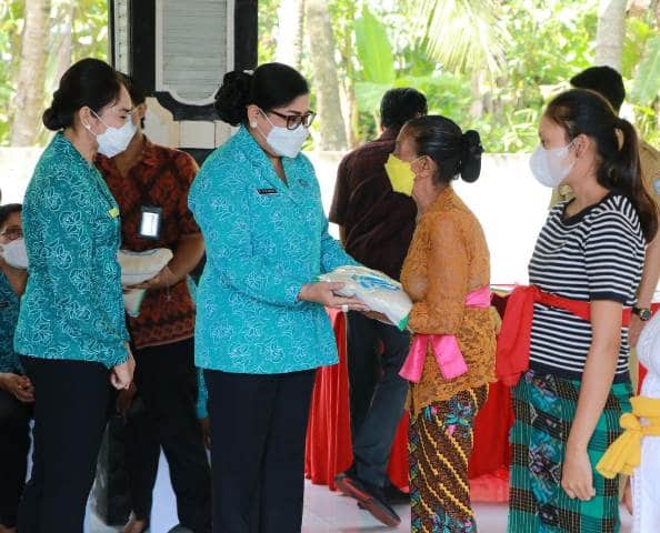 TP PKK Bali Ny. Putri Koster Berbakti dan Berbagi di Kabupaten Jembrana