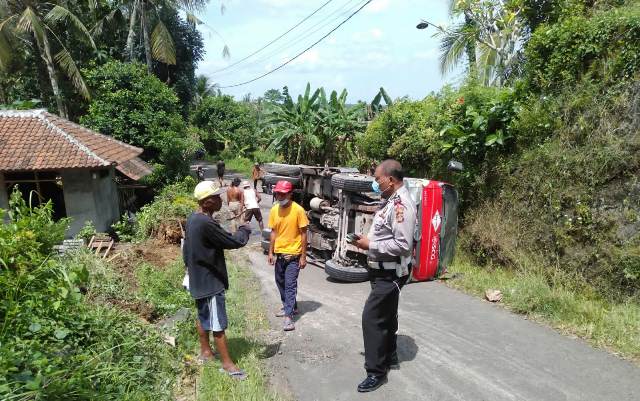 Tak Kuat Nanjak, Truk Muat 3 Ton Semen Cor Terguling