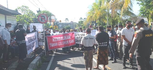 Warga Desa Adat Banjar Anyar Geruduk PN Tabanan: Kembalikan Tanah Leluhur Kami