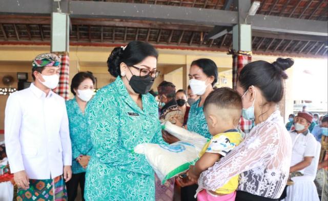 Ketua TP PKK Bali Menyapa dan Berbagi di Desa Jumpai dan Sulang Klungkung