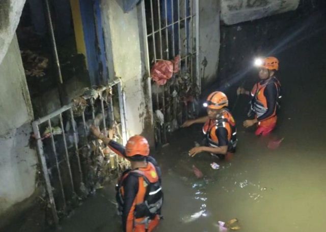 Buka Pintu Air, Warga Renon Hilang Terseret Arus