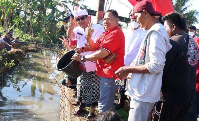 Dukung Kreativitas Sekaa Teruna, Bupati Sanjaya Hadiri Lomba Mancing