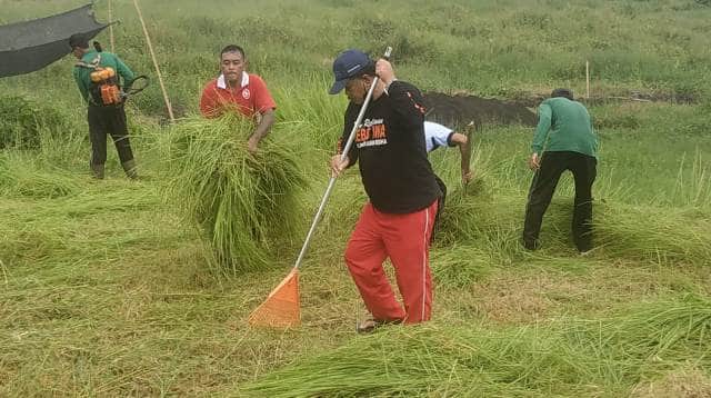 Ketua DPRD Tabanan Lakukan Pembersihan Area Patung Kebo Iwa