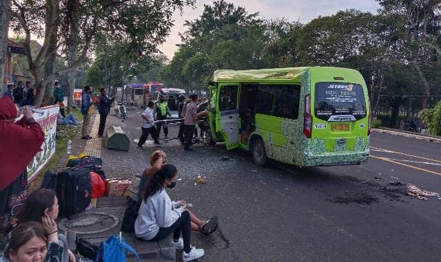 Minibus Tabrak Truk Parkir, Satu Penumpang Tewas