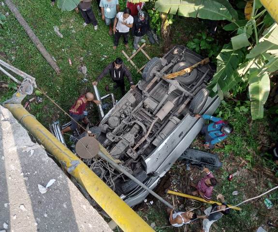 Mobil Terjun ke Dasar Jembatan, Sopir Tewas