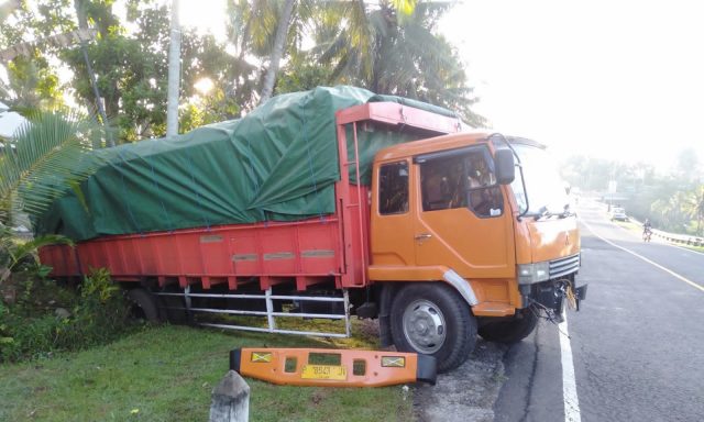 Tak Kuat Nanjak, Truk Nyungsep di Jalur Maut