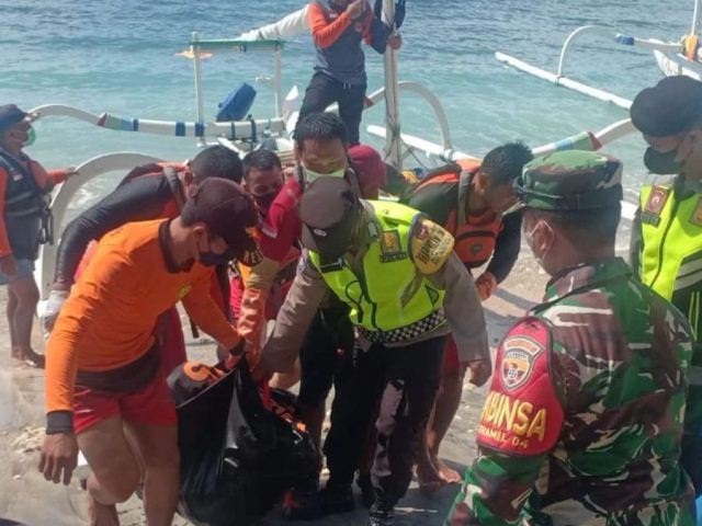 Tim SAR Evakuasi Jenazah Terapung di Perairan Pantai Atuh Nusa Penida