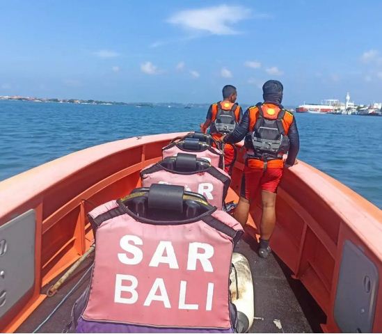 Jukung Dihantam Ombak Seorang Pemancing Hilang Di Benoa Media Pelangi