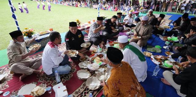 Tradisi Ketog Semprong Warga Candikuning Megibung di Hari Lebaran Ketupat