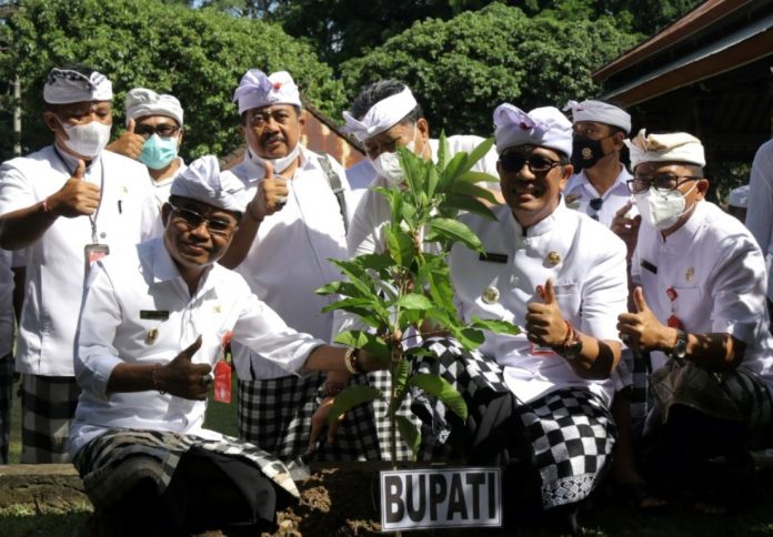 Tumpek Wariga, Bupati Sanjaya Tanam Pohon Cempaka di DTW Alas Kedaton