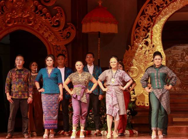 Ketua Dekranasda Bali Hadiri Fashion Show di Pameran IKM Bali Bangkit