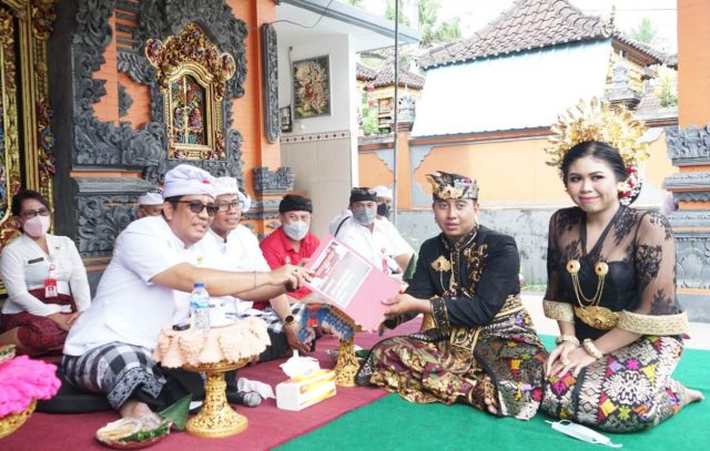 Bupati Sanjaya Serahkan Akta Perkawinan kepada Pengantin