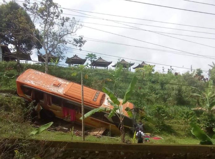 Bus Tabrak Belasan Kendaraan di Baturiti, Diduga Rem Blong