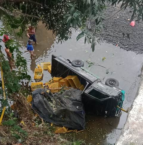 Diduga Sopir Ngantuk, Mobil L300 Terjun Bebas ke Sungai