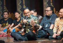 Anies Baswedan Penuhi Janji Kunjungi Gedung Wayang Orang Bharata di Senen Anies Baswedan Penuhi Janji Kunjungi Gedung Wayang Orang Bharata di Senen