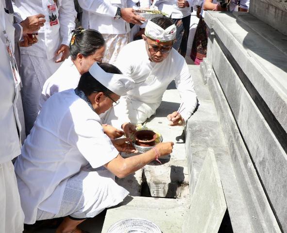 Gubernur Koster Bersama Walikota Jaya Negara Mendem Pedagingan di Pura Dang Kahyangan Payogan Agung Segara Rupek