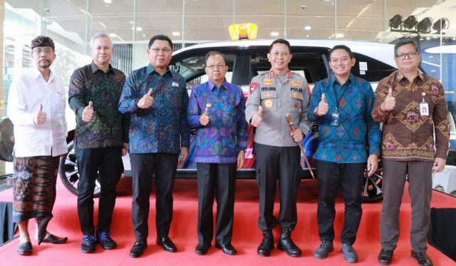 Gubernur Koster Kembali Fasilitasi CSR 1 Unit Mobil Operasional Majelis Desa Adat