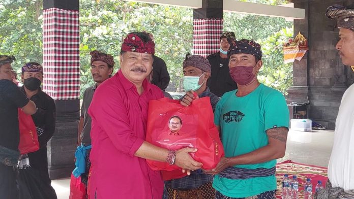 Bulan Bung Karno, Ketua DPRD Tabanan Bagikan Sembako untuk Nelayan