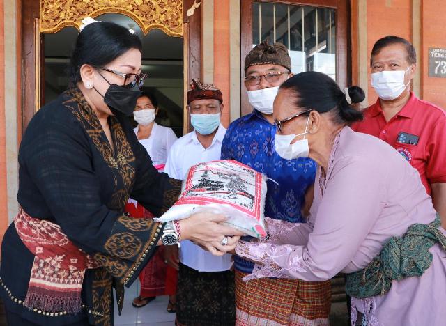 Ketua TP PKK Bali Serahkan Bantuan kepada Lansia