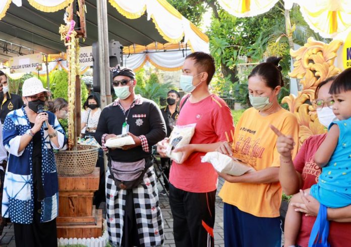 Ny. Putri Koster Meriahkan Gebyar Pasar Rakyat Krisna Oleh-Oleh Bali; Berbelanja dan Berbagi sambil Membagikan THR