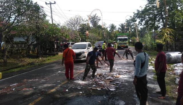 Ban Pecah, Truk Terguling di Jalan Denpasar-Gilimanuk