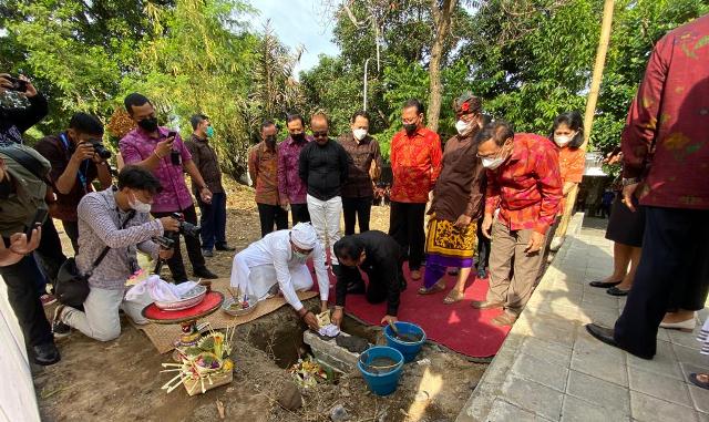 Peletakan Batu Pertama Paon Bali, Cok Ace Tegaskan Pemprov Komit Bentengi Alam dan Budaya Bali