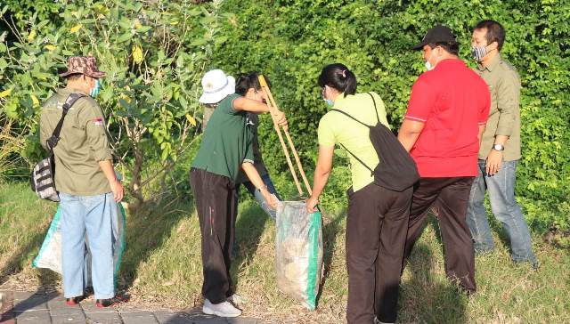 Peringati Bulan Bung Karno dan Hari Lingkungan Hidup Sedunia, Pemprov Bali Gelar Resik Sampah dan Penebaran Benih Ikan