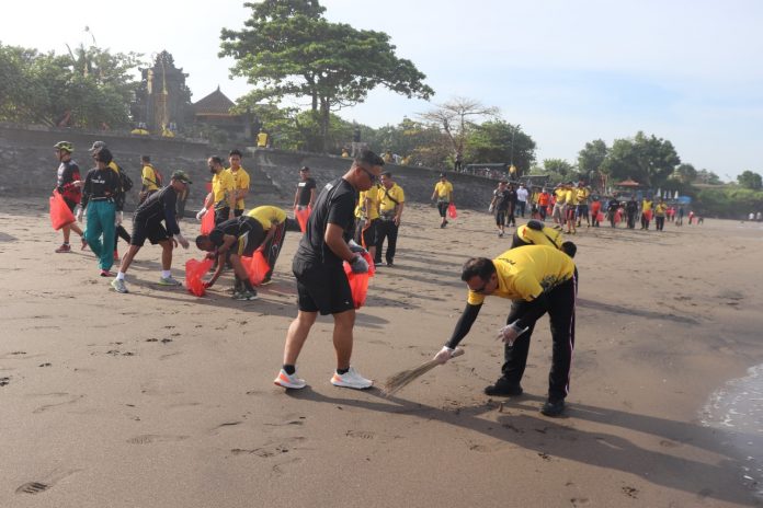 Sambut HUT Bhayangkara, Polres Tabanan Gelar Baksos Bersih Pantai