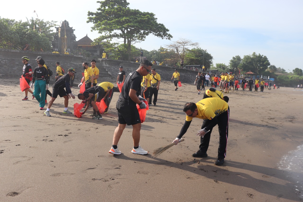 Sambut HUT Bhayangkara, Polres Tabanan Gelar Baksos Bersih Pantai Kedungu