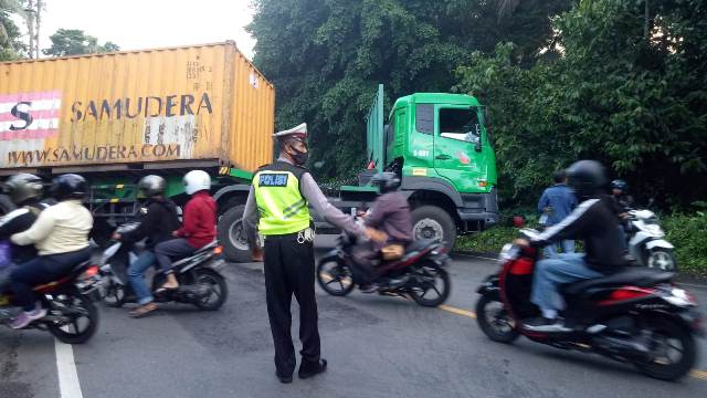 Tidak Kuat Nanjak, Truk Kontainer Melintang di Jalan