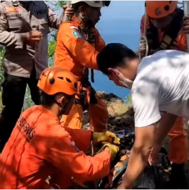 Tim SAR Evakuasi Jenazah Korban Jatuh dari Tebing di Pecatu