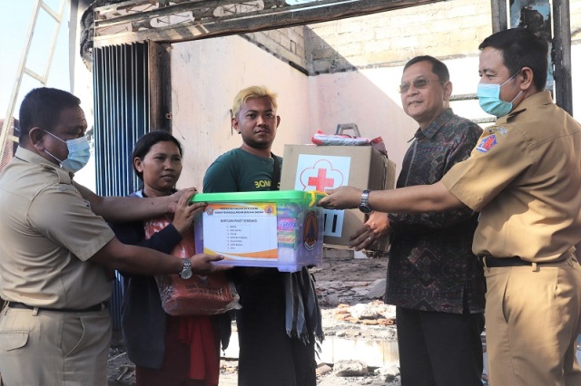 Wabup Sutjidra Serahkan Bantuan Korban Kebakaran di Sanggalangit