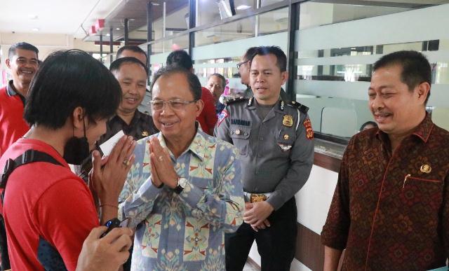 Gubernur Koster Tinjau Pelayanan Pajak di PPRD Kota Denpasar dan Kabupaten Badung