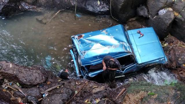 Mobil Jimny Terjun ke Sungai Setinggi 30 Meter, Sopir Selamat