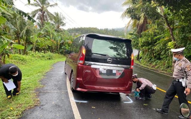 Motor Terpeleset di Tikungan, Pemotor Tewas Tertabrak Mobil