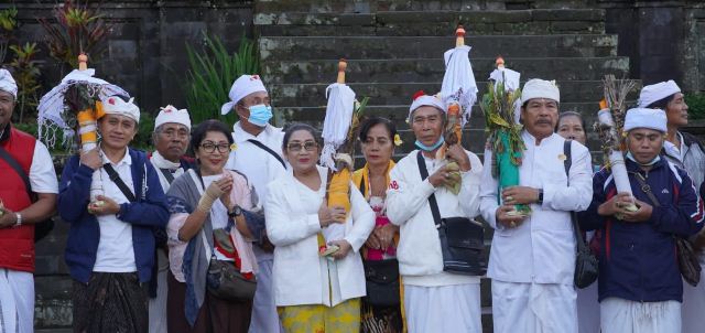 Ny. Cok Ace Ikuti Prosesi Ngiring Betara Tirta ke Pura Mandara Giri Semeru Agung Lumajang