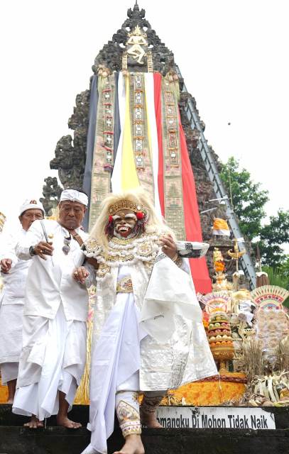 Puncak Karya Pujawali Pura Mandara Giri Semeru Agung Senduro Lumajang, Wagub Cok Ace Ngayah "Nopeng Dalem Sidakarya"